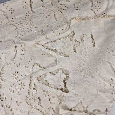 un gros plan sur une nappe ornée d'un motif floral