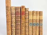 un groupe de vieux livres posés les uns sur les autres