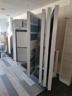 un réfrigérateur ouvert au milieu d'une pièce
