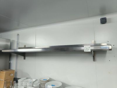 de nombreuses assiettes et tasses sur l'étagère de la cuisine