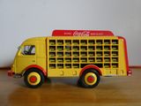 un camion jouet posé sur une table