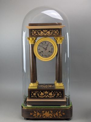 Pendule portique en bois de placage à décor marqueté de rinceaux fleur - Photo 1