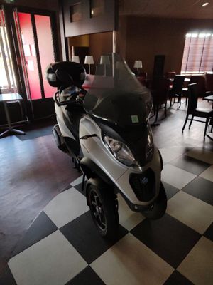 un scooter garé devant un restaurant