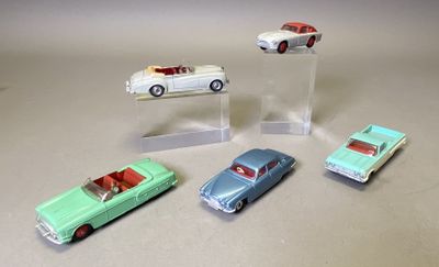 quatre petites voitures exposées sur une table