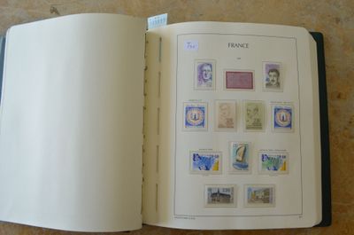 un livre ouvert avec des timbres, posé sur une table