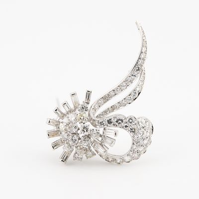gros plan d'une broche avec des diamants sur un fond blanc