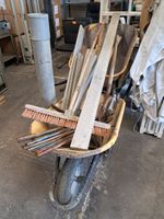 3 Brouettes avec outillage à mains