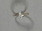 l'image d'une bague ornée d'un diamant