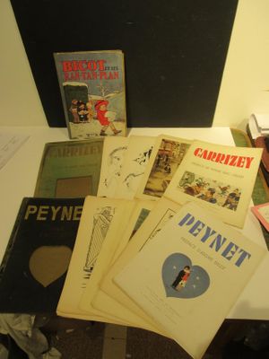 Plusieurs livres sont empilés sur une table à côté d'une lampe