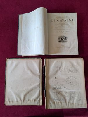 deux livres ouverts posés sur une table recouverte d'un tissu rouge