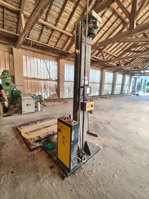 une photo d'un homme travaillant sur une machine dans un bâtiment
