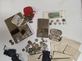 une table sur laquelle se trouvent de nombreuses pièces de monnaie et d'autres objets