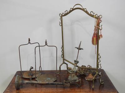 une petite balance surmontée d'un miroir