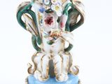 une figurine représentant un vase orné de fleurs