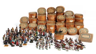 un grand nombre de figurines posées sur une table