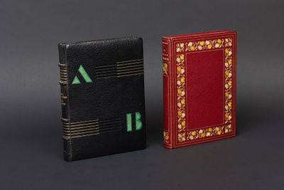 deux livres posés l'un à côté de l'autre sur une table
