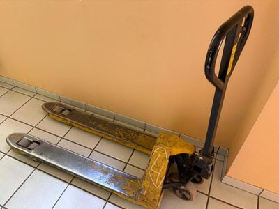 un cariste assis par terre près d'un mur