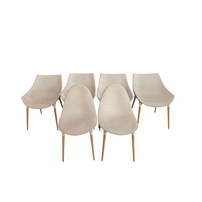 quatre chaises beiges aux pieds en bois, sur fond blanc