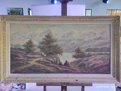 une image d'un tableau sur un chevalet dans une pièce