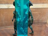 un vase en verre contenant une statuette représentant deux personnes
