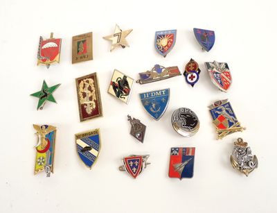 de nombreux types de broches différents sur une surface blanche