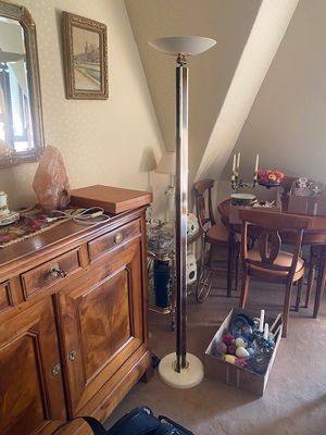 une pièce dans laquelle se trouvent une table, une chaise et une lampe