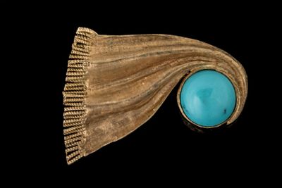 une image représentant une bague sertie d'une pierre turquoise