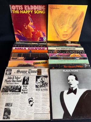 divers CD sont empilés les uns sur les autres