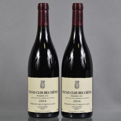 deux bouteilles de vin rouge posées l'une à côté de l'autre sur une table