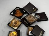 beaucoup de petites boîtes contenant des pièces d'or