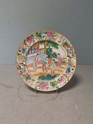 une assiette avec une peinture posée sur une table