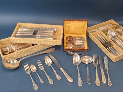 plusieurs articles d'argenterie, notamment des fourchettes, des cuillères, des cuillères et une boîte