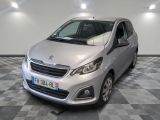 la petite voiture argentée est garée dans une grande pièce