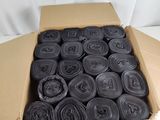 une boîte en carton remplie de rouleaux de tissu noir enroulés