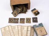 le contenu d'une caisse de vieux livres et une caisse de vieux livres