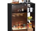 une photo d'un bar avec une machine à café et des boissons