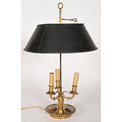 une lampe de table en laiton surmontée d'un abat-jour noir
