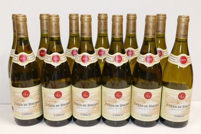 six bouteilles de vin sont alignées sur une table