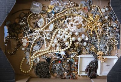une boîte remplie de bijoux posée sur une table