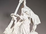 statue représentant un homme et une femme jouant de la harpe sur une table