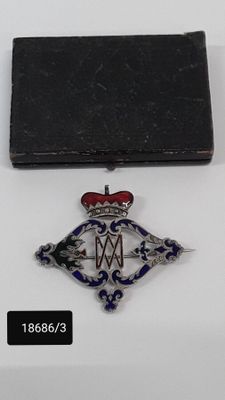 une image représentant une boîte noire sur laquelle figure une médaille argentée et rouge
