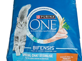 un sac de croquettes Purina One pour chat sur fond blanc