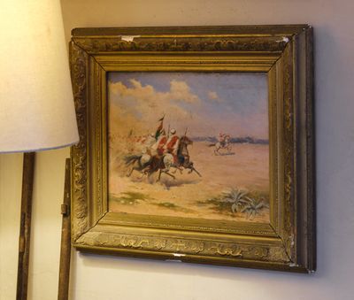 une photo d'un tableau accroché au mur à côté d'une lampe
