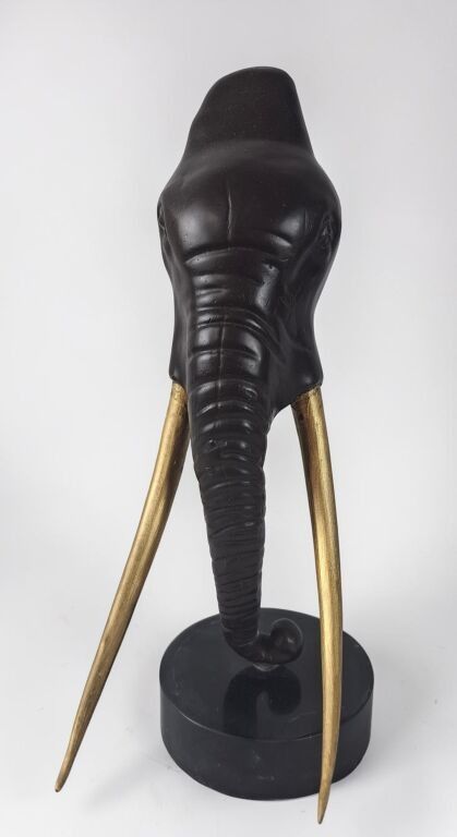 Sculpture zoomorphe en bronze représentant un éléphant d'Afrique, signé Ruch
