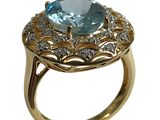 une image représentant une bague en or sertie d'une topaze bleue entourée de diamants