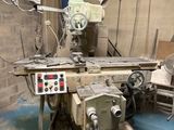 une machine qui se trouve dans une pièce où il y a beaucoup de bois