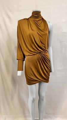 un mannequin portant une robe marron sur un mannequin mannequin mannequin mannequin mannequin mannequin mannequin mannequin mann