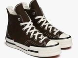 baskets Converse montantes marron avec des lacets blancs, sur fond blanc