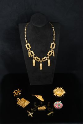 une vitrine contenant un collier, des boucles d'oreilles et d'autres bijoux