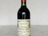 une bouteille de vin posée sur une table